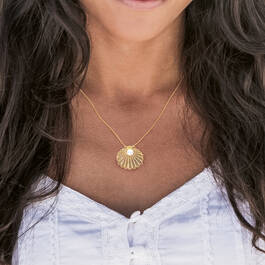 Embrace by Beauty Pearl Seashell Necklace 10725 0011 m model